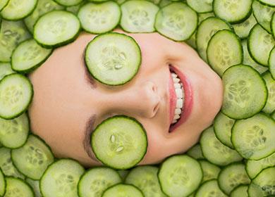 Mugs of cucumber on the face