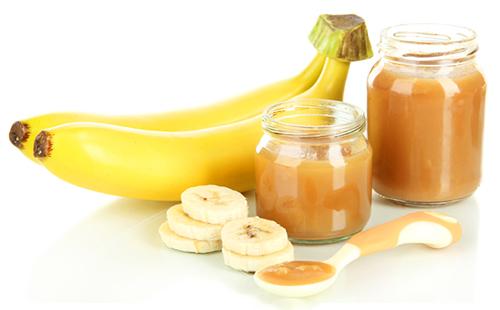 Whole bananas, sliced ​​and in a jar