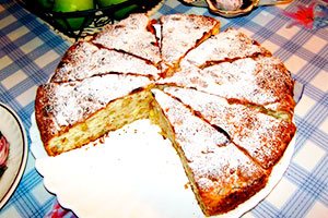 Charlotte aux poires dans une casserole