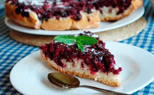 A piece of charlotte with currant jam
