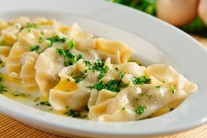 Dumplings aux champignons sur une assiette