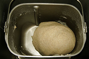 Pâte dans une machine à pain avec de l'huile végétale