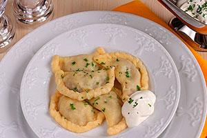 Bolas de masa hervida con papas y crema agria