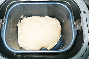 Pasta choux en una máquina para hacer pan