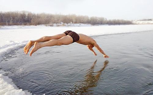 Čovjek učinkovito skače u zimsku pelinu