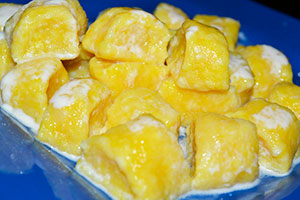 Empanadillas perezosas con queso cottage en un plato azul
