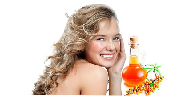 Mujer joven y aceite en una botella