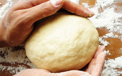 The dough in the hands