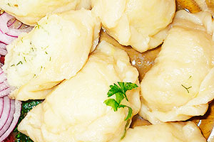 Dumplings avec des pommes de terre dans une cocotte