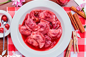 Bolas de masa hervida con cerezas en la sopa