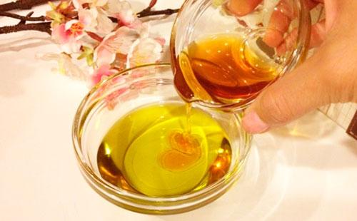 Mask with olive oil and honey