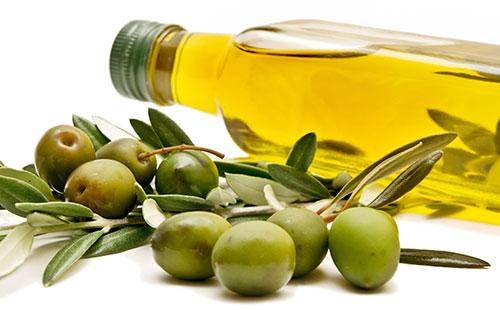Aceite de oliva con aceitunas