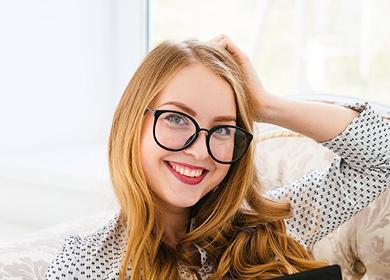 Chica riendo en gafas de moda