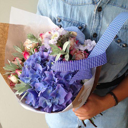 Grandes flores azules atadas con una cinta en tono