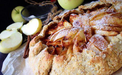 Appetizing pie with slices of fruit