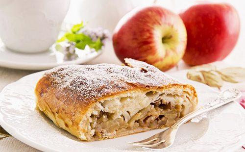 Rebanada de rollo de manzana austriaca