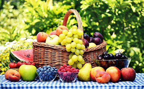 Frutas de otoño en cesta de mimbre