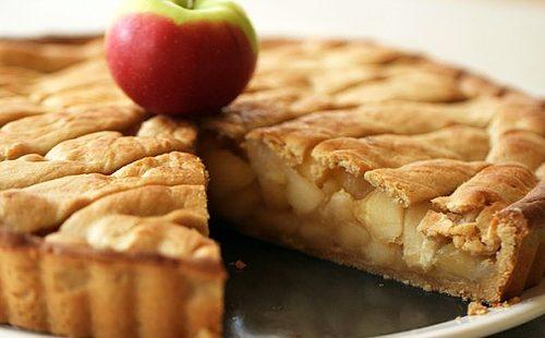 Un pastel sencillo decorado con una manzana.