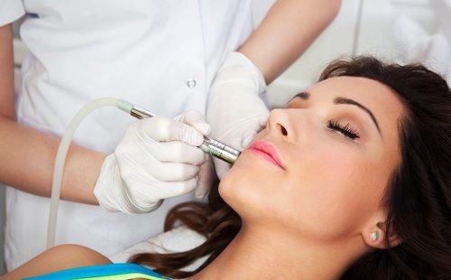 Beautician operates a woman with a laser