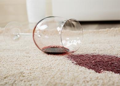 Vin rouge renversé sur un tapis
