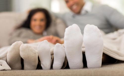 Mama, tata i dijete u bijelim čarapama
