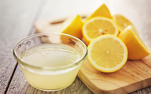 Rodajas de limones y jugo exprimido