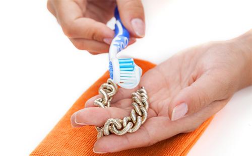 Pasta de dientes limpiando una pulsera de plata