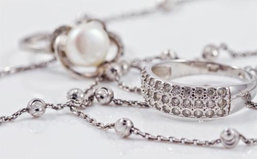 Cadenas de plata y anillos