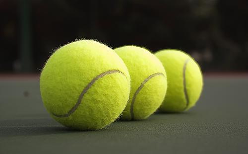 Trois balles de tennis jaunes