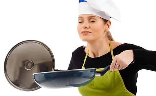 Le cuisinier respire l'arôme de la nourriture