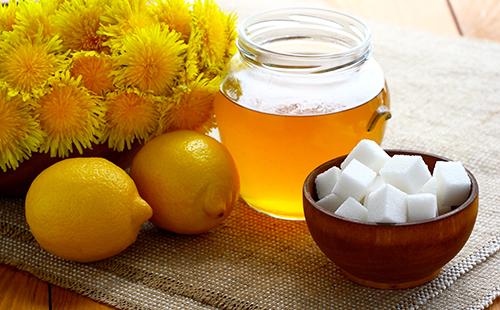 Limones, terrones de azúcar y flores amarillas hacen mermelada saludable