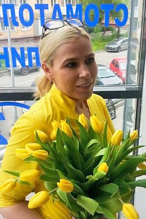 Veronika sa žutim cvjetovima
