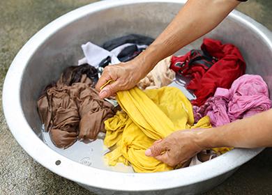 Laver des vêtements sales dans une bassine