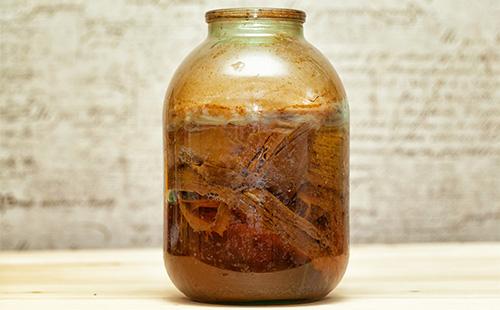 Kombucha in a three-liter jar