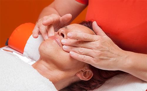 Massage facial de drainage lymphatique