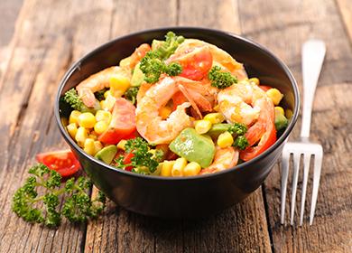 Salad with vegetables and shrimp