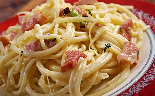 Spaghetti with ham and sauce