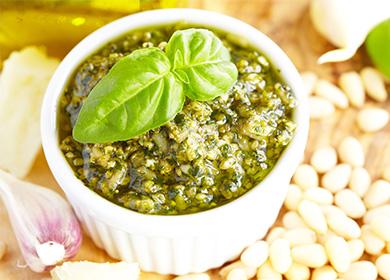 The classic recipe for pesto sauce and its colorful variations