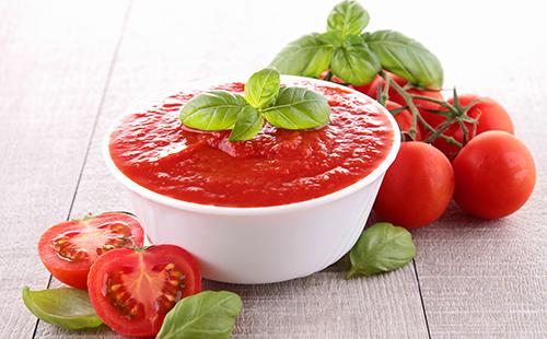 Gran porción de salsa de tomate fresca.
