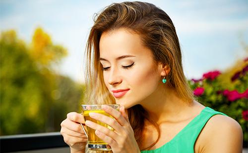 Mujer bebiendo té verde