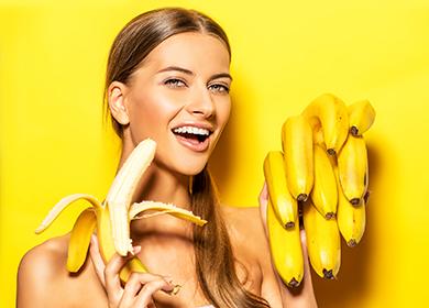 Chica guapa con plátanos sobre un fondo amarillo