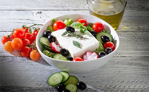 Ensalada griega y un trozo de queso