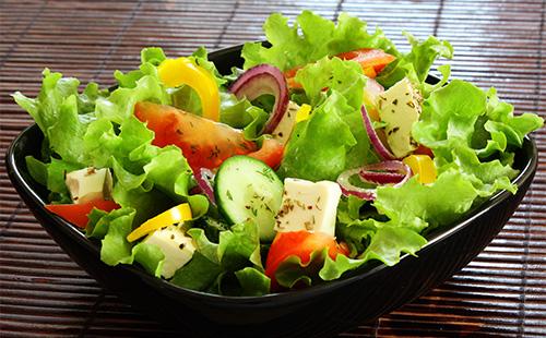 Salade de légumes et fromage feta