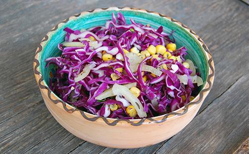 Ensalada de col roja y maíz enlatado