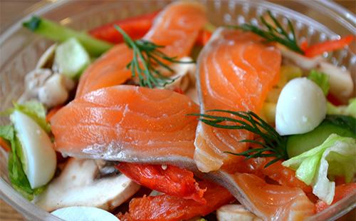 Salade de poisson rouge et d'œufs