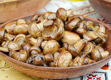 Fried champignon in a plate
