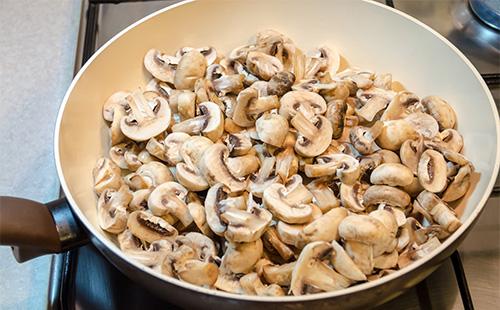 Champignons in a pan