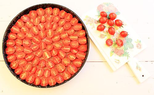 Tomates dans un plateau rond