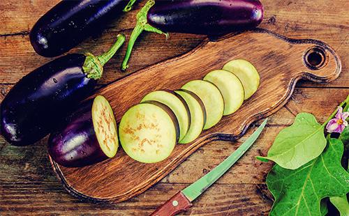 Tasses d'aubergines sur un tableau