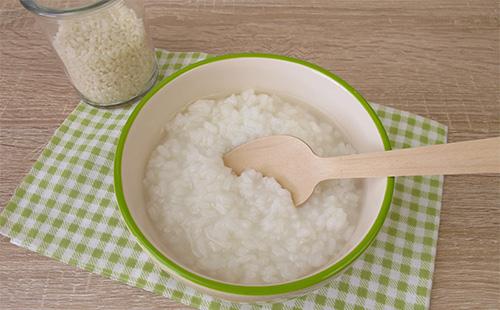 Gachas de arroz en un plato